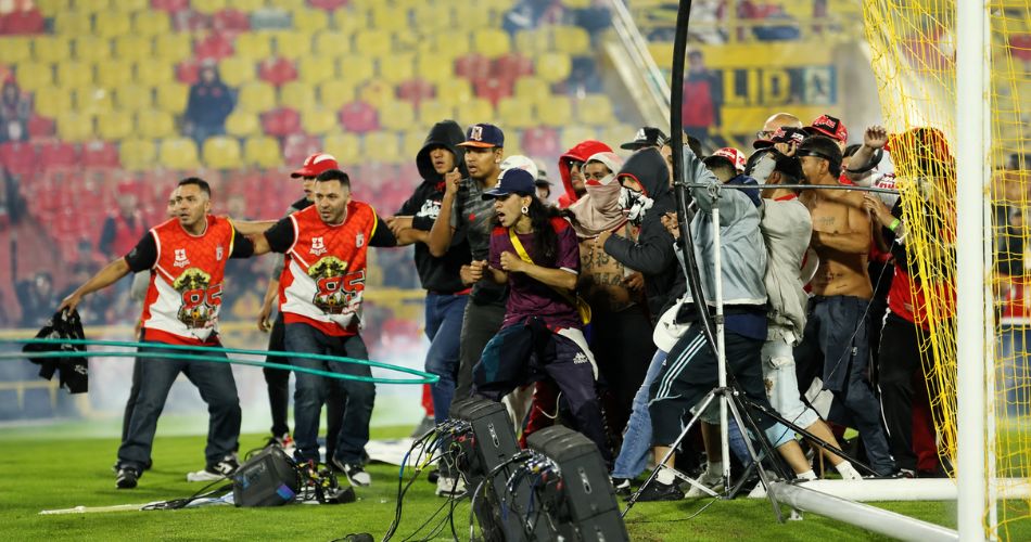 Enfrentamiento entre hinchas del América y Santa Fe dentro del estadio El Campín.