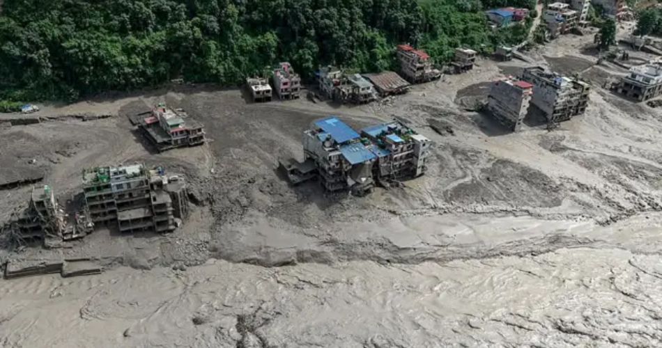 Vista aérea de edificaciones rodeadas por lodo y escombros luego de la avalancha en la zona fronteriza