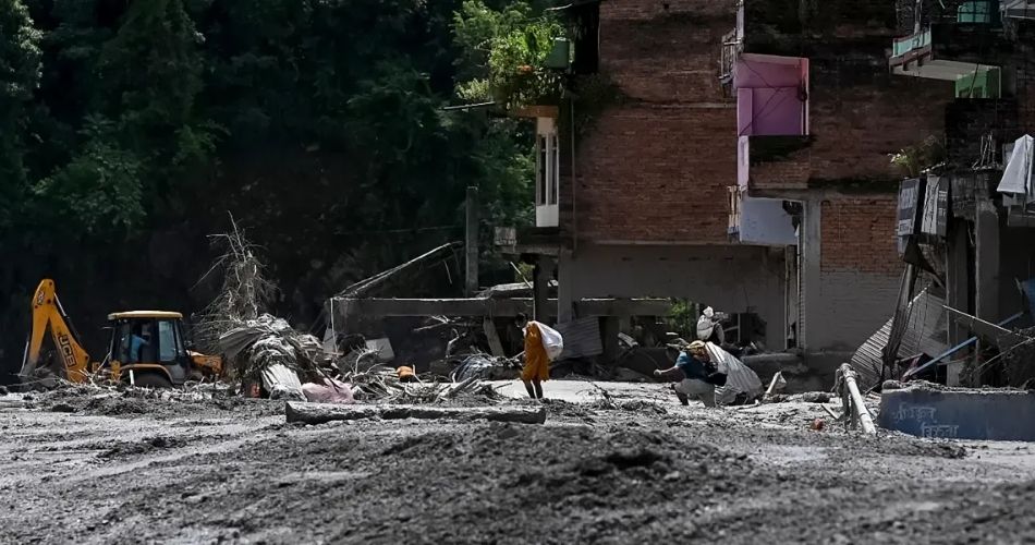 Nepal eleva a 538 el balance de muertos; rescatistas trabajan entre escombros y daños ocasionados por las inundaciones.