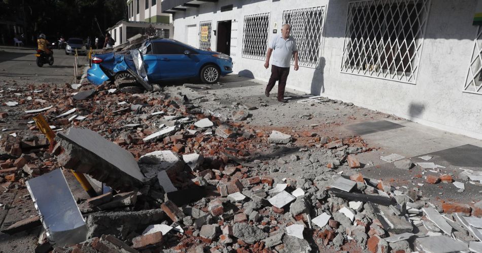 Comunidad remueve escombros de una edificación colapsada durante la búsqueda de sobrevivientes en Pereira.