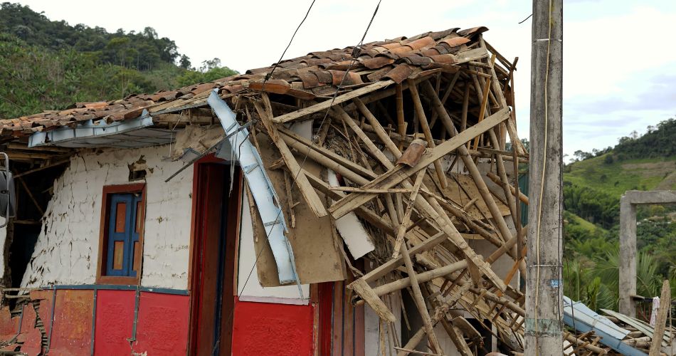 Dilian Francisca Toro durante la visita a comunidades afectadas por el terremoto en el norte del Valle.