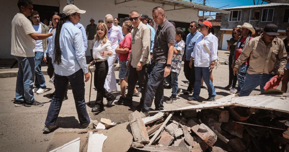 Gobernación del Valle destina recursos durante recorrido por viviendas afectadas por el terremoto en Zarzal