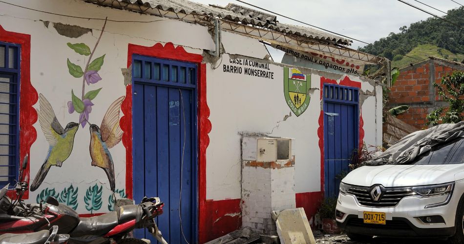 Gobernadora del Valle recorre el norte del departamento para conocer las afectaciones del terremoto.
