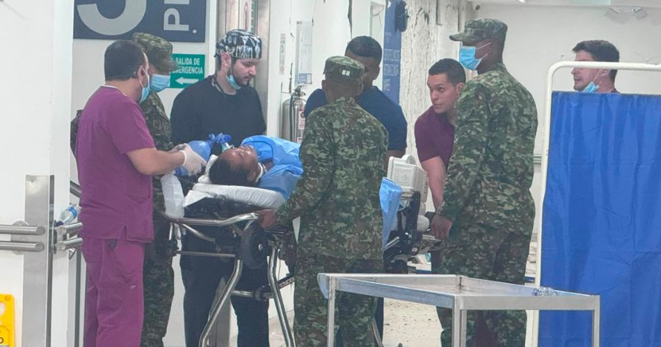Hospital Universitario del Valle afectado por el terremoto mientras continúan las labores de rescate.
