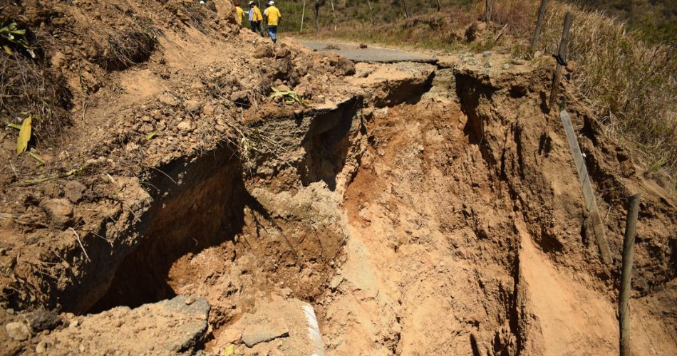 Terremoto compromete vías del Valle del Cauca mientras maquinaria avanza en la recuperación de corredores afectados.