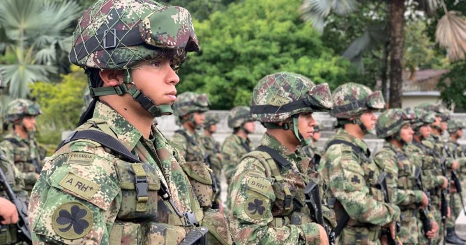 Fuerzas Militares en formación durante el operativo de seguridad dispuesto por la posesión presidencial.
