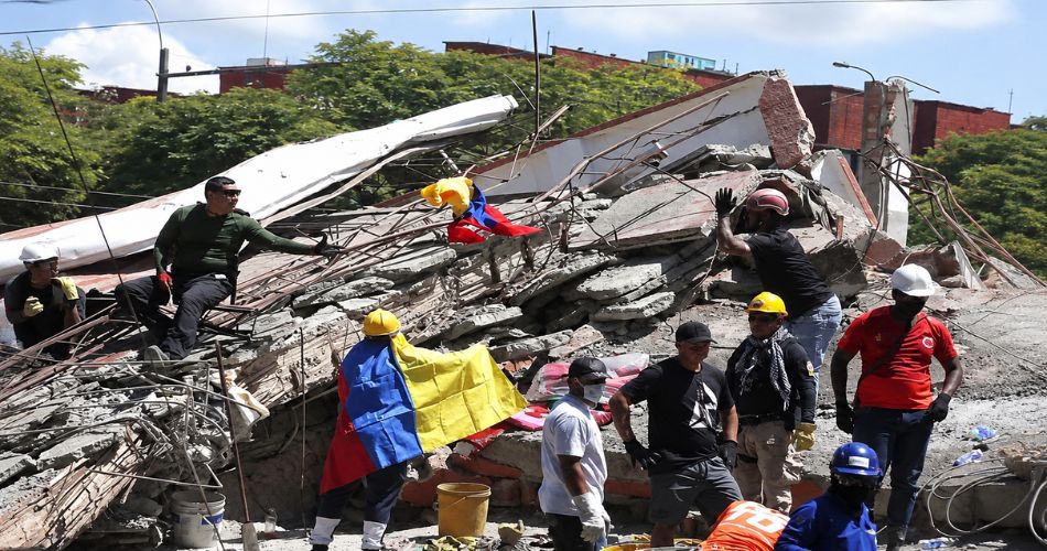 Jaime Uribe participa en la preparación de la reconstrucción de Cali después del terremoto.