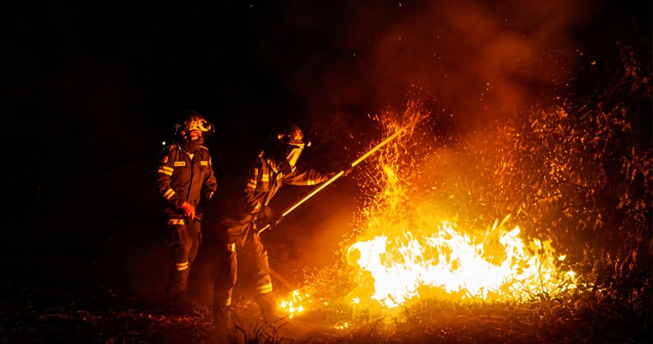 Bomberos trabajan para controlar un incendio forestal mientras continúan las operaciones en varios municipios del Tolima.
