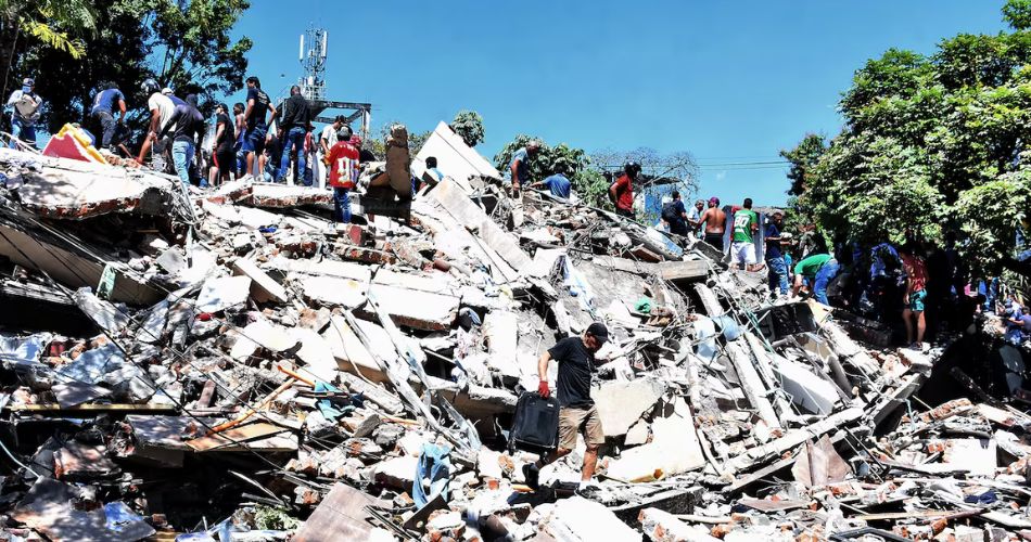 Amplían registro de damnificados mientras personas permanecen entre escombros de una edificación afectada por el terremoto