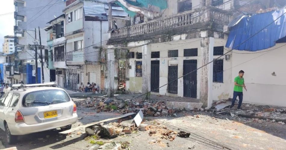 Gobernadora y Presidente revisan las zonas afectadas durante su visita a Buenaventura.