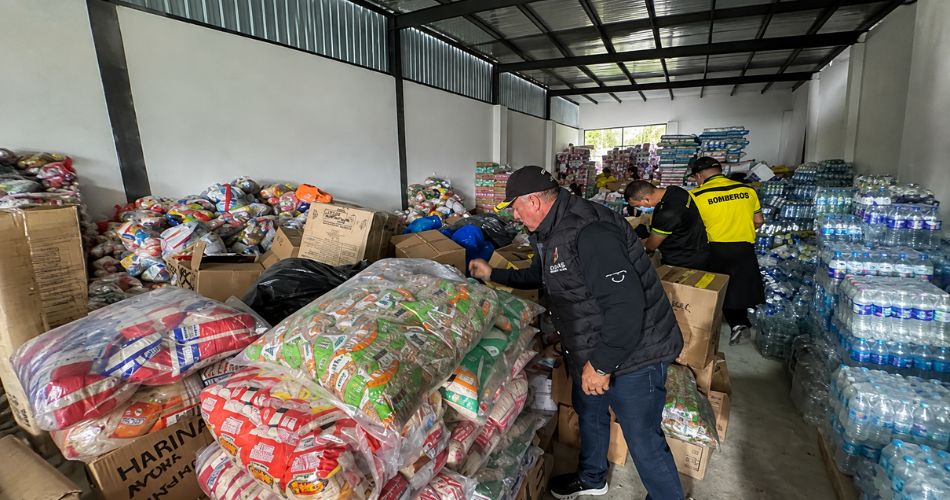 Alimentos, agua y otras ayudas almacenadas en el centro de acopio de La Pradera en Dosquebradas.