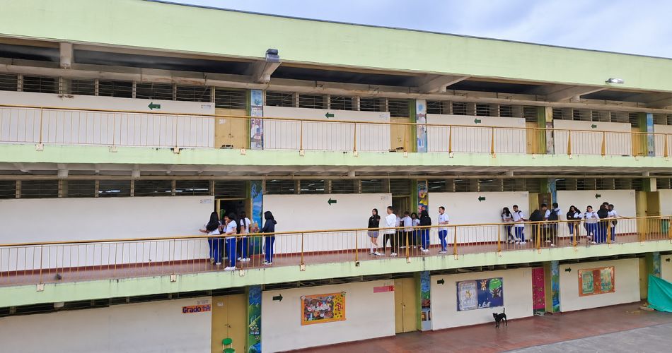 Estudiantes de Armenia durante el regreso a las actividades académicas presenciales en una institución educativa