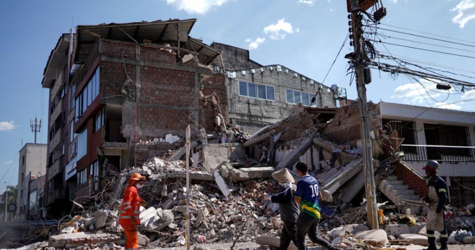 Edificación parcialmente destruida y escombros acumulados luego del terremoto