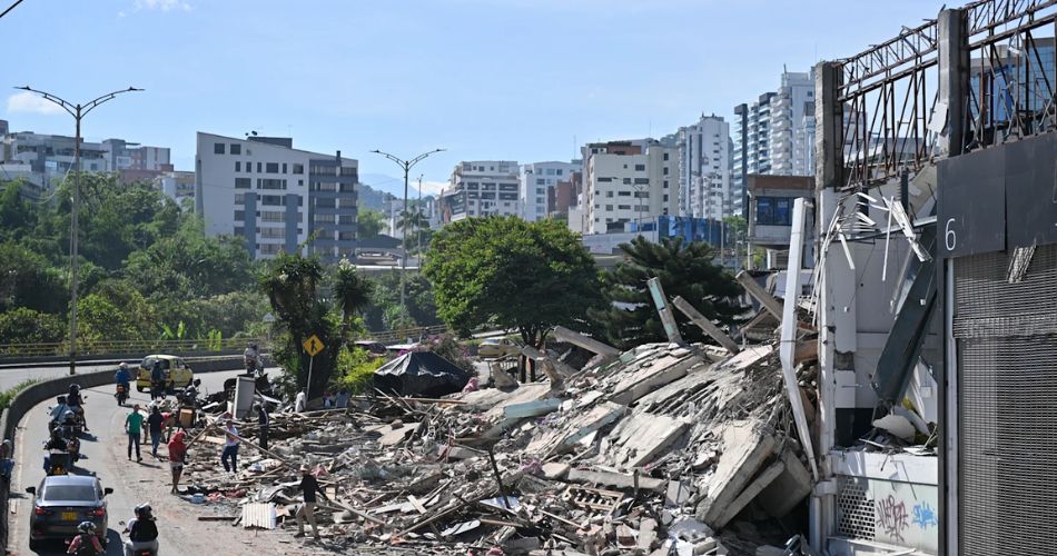 72 horas del terremoto: equipos de rescate buscan sobrevivientes entre los escombros.