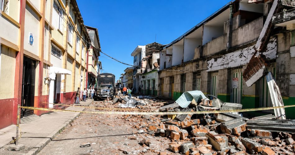 Calle de Sevilla con escombros y edificaciones afectadas por el terremoto.