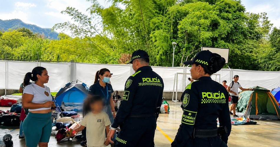 Policías acompañan labores de protección en un alojamiento temporal para familias afectadas en Pereira.