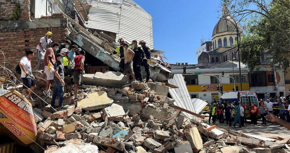 72 horas del terremoto: rescatistas inspeccionan estructuras afectadas en busca de sobrevivientes.