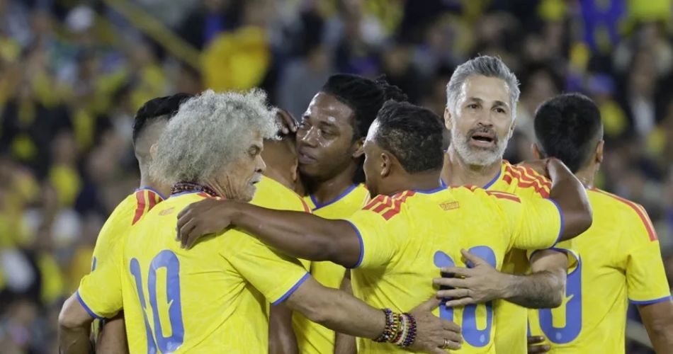 Leyendas del fútbol posan durante el partido solidario realizado en El Campín de Bogotá.