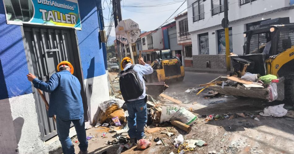 Cuadrillas de la Secretaría de Infraestructura trabajan con maquinaria en la recolección de escombros en Pereira.