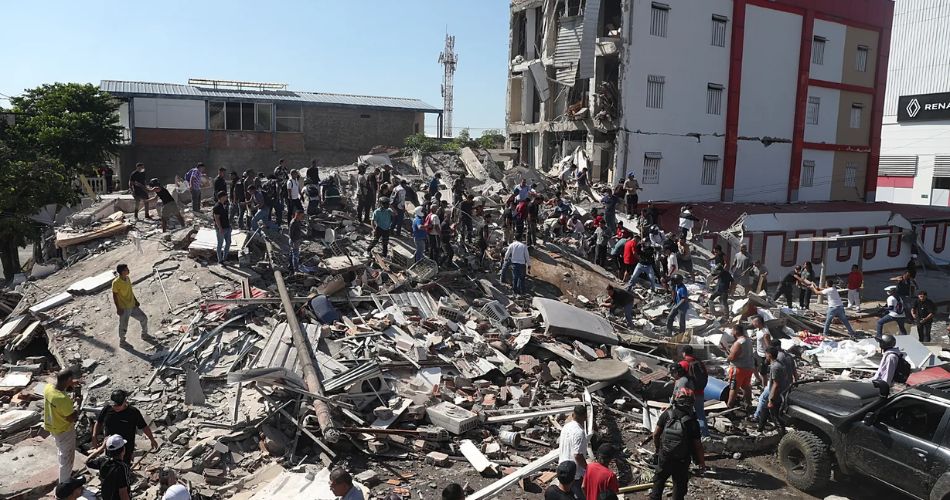 Vista aérea de viviendas destruidas y graves daños ocasionados por el terremoto en Colombia.