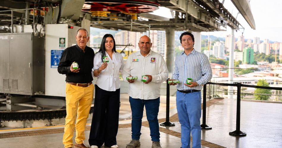 Lucy Loaiza Velásquez junto a representantes del sector transporte durante la reactivación de Megacable en Pereira.