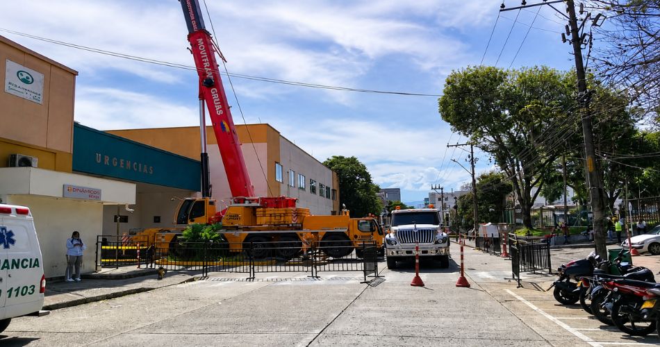 Hospital San Jorge inicia las demoliciones en las áreas afectadas por el terremoto con apoyo de una grúa especializada.