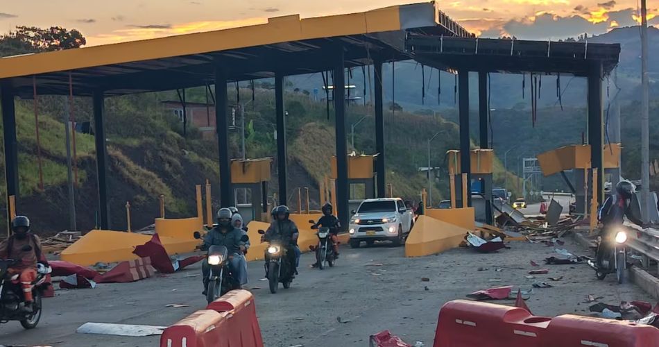 Explosivos destruyen el peaje de Mondomo en la vía Panamericana.