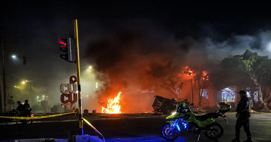 Vehículo destruido y presencia policial en el lugar del atentado en Cúcuta, donde un presunto carro bomba dejó once personas heridas.