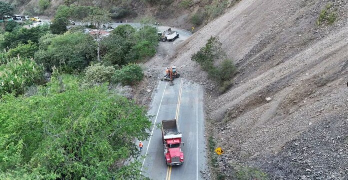 Habilitan paso en vía Buga-Buenaventura para vehículos luego de las afectaciones ocasionadas por el terremoto