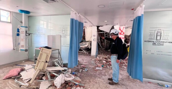 Terremoto en Cali moviliza equipos de rescate entre los escombros