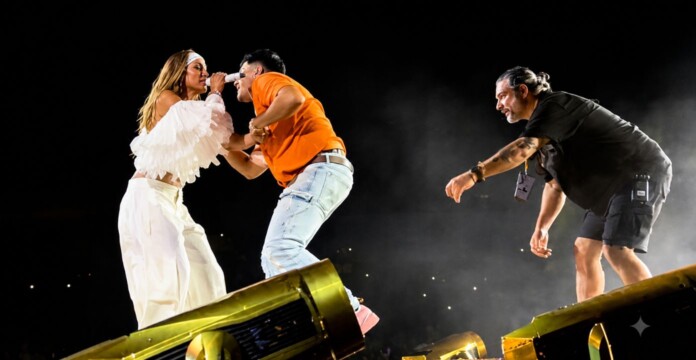 Karol G enfrentó a un hombre que ingresó al escenario durante su concierto en Toronto
