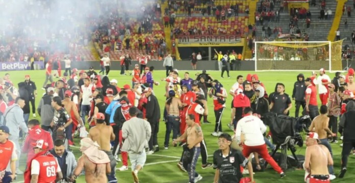 Enfrentamiento entre hinchas del América y Santa Fe en el estadio El Campín.