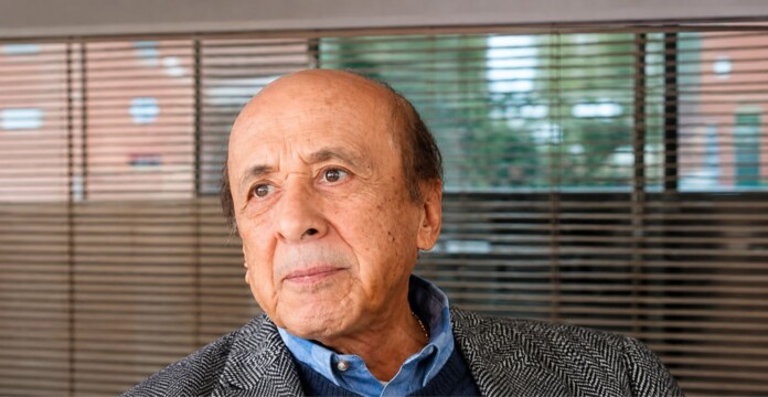Alfonso Lizarazo durante una aparición pública; Alfonso Lizarazo falleció a los 85 años y dejó un legado en la televisión colombiana.