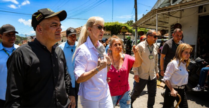 Gobernación del Valle destina recursos durante recorrido por viviendas afectadas en Zarzal