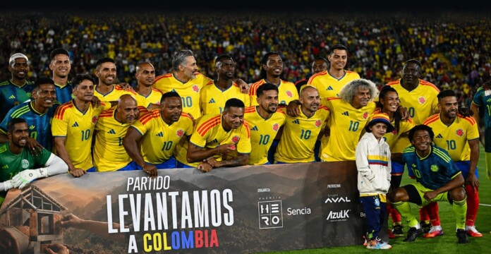 Leyendas del fútbol participan en partido solidario en El Campín de Bogotá