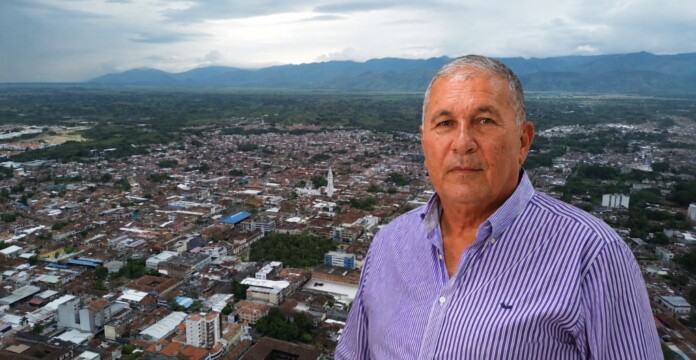 Germán Villegas alcalde encargado de Cartago con una panorámica del municipio al fondo