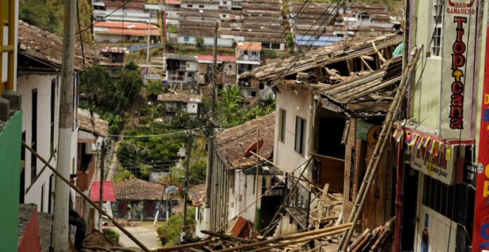 Viviendas con daños visibles en Argelia, Valle del Cauca, afectadas por el terremoto