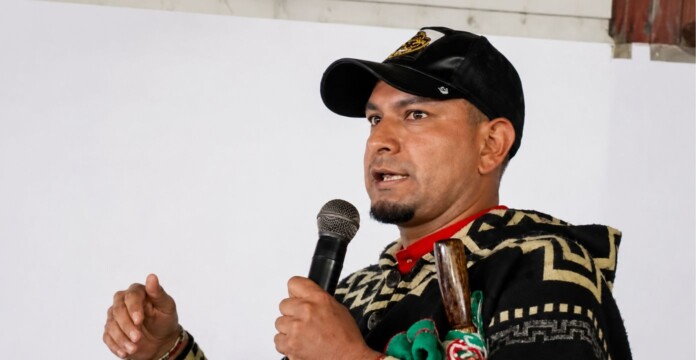 Ataque armado: gobernador indígena Mauricio Gutiérrez durante un acto como autoridad ancestral del resguardo Kwe’sx Yu Kiwe