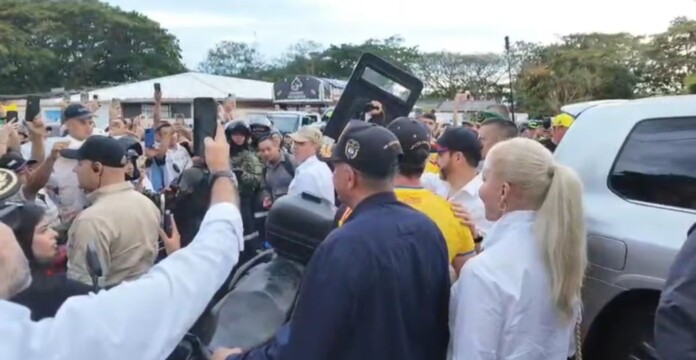 De la Espriella conversa con familias afectadas durante su recorrido por Toro y San Pacho