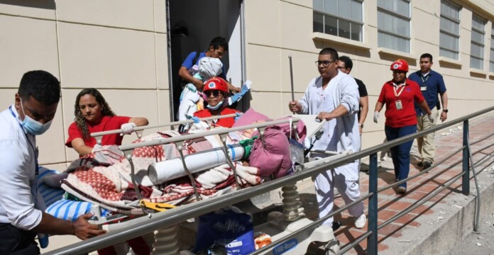 El Valle del Cauca reorganiza servicios mientras personal hospitalario moviliza a una paciente en camilla