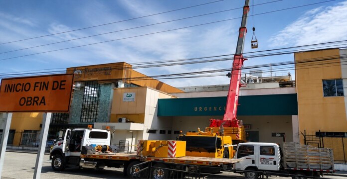 Hospital San Jorge inicia trabajos de demolición con una grúa especializada en las zonas afectadas por el terremoto.