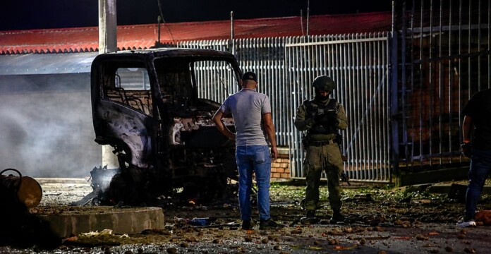 Atentado en Cúcuta frente al Comando de Policía de Norte de Santander tras la explosión.