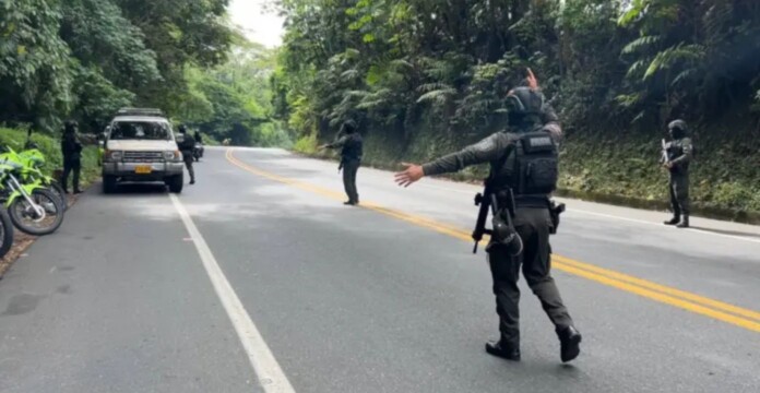 Incautan explosivos durante un puesto de control de la Policía en Pereira.