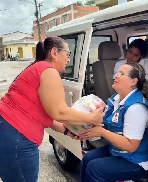Entrega de ayudas a familias afectadas por el terremoto en Cartago.