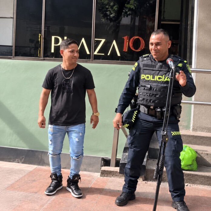 Policía quindiano canta junto a un artista callejero durante un encuentro en Pereira