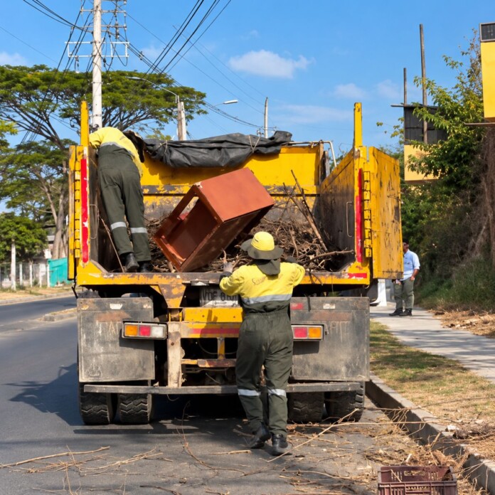 Limpieza en la Avenida Santa Ana con retiro de basuras y escombros en la Comuna 7