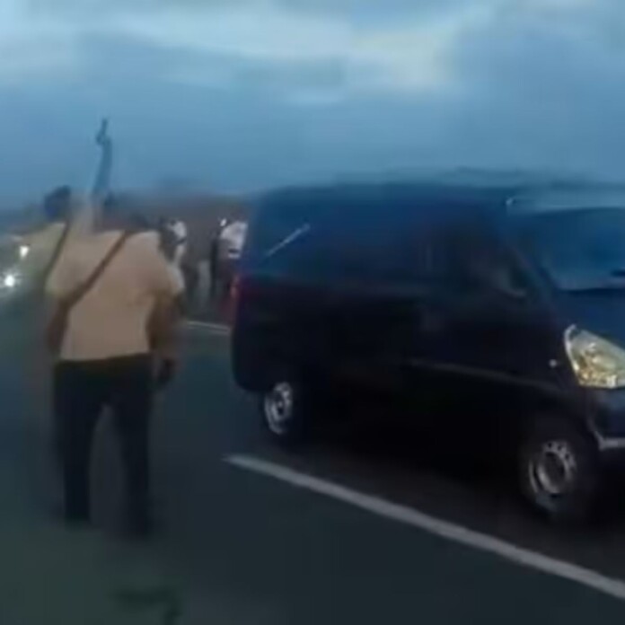 Sepelio de Bendito Menor durante el recorrido de una caravana vehicular por una carretera.