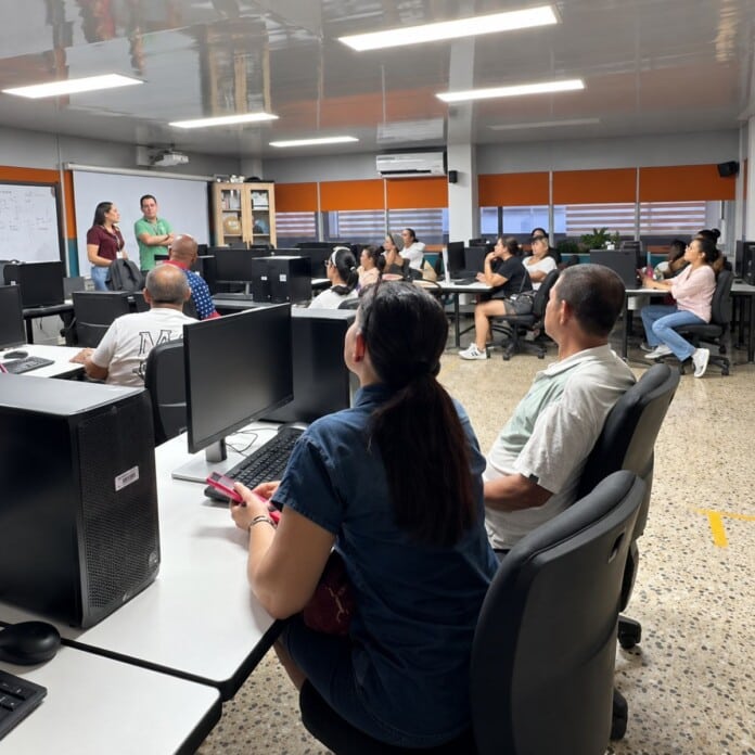 El SENA capacita a vendedores ambulantes de Cartago durante una jornada de formación para sus actividades comerciales.