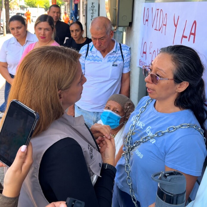 Secretaría de Salud acompaña a mujer encadenada durante manifestación por la remisión médica de su hermana en Cartago