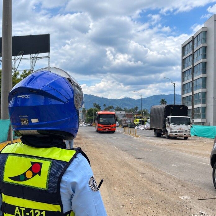 Reabren circulación vehicular con agente de tránsito y vehículos en una vía de Pereira
